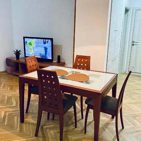 Regina's 2bedroom Near Square Apartment *